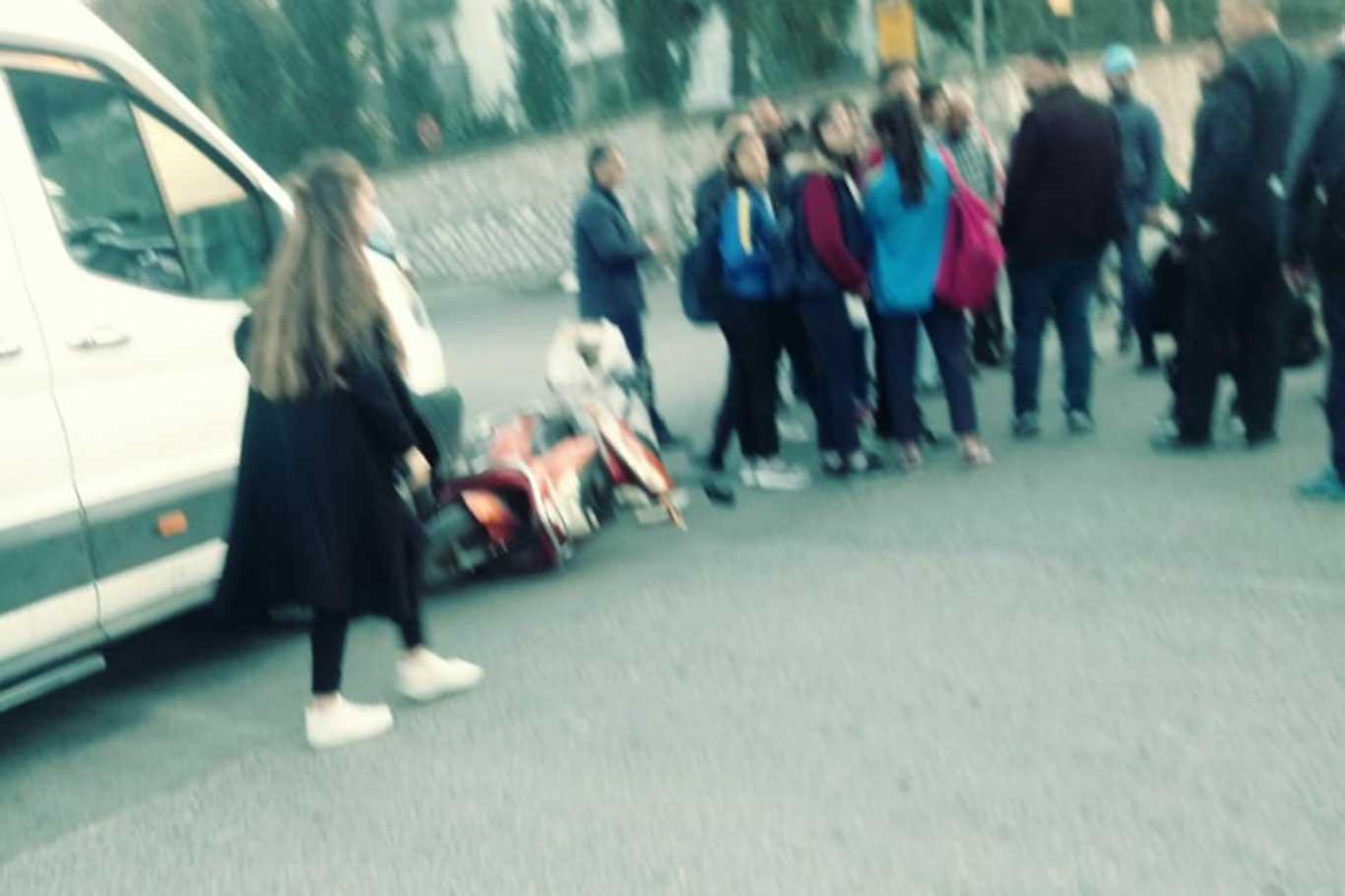 Öğrenci servisi ile motosiklet çarpıştı: Bir yaralı Öğrenci servisi ile motosiklet çarpıştı: Bir yaralı